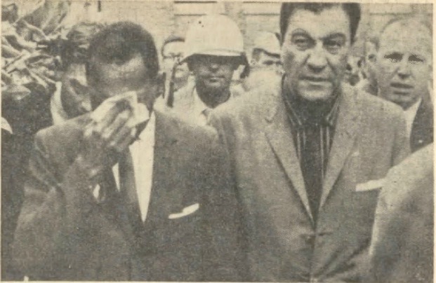 « James Meredith entrant à l’Université d’Oxford (Mississippi), pleure. Ses nerfs ont lâché. On lui a crié : ‘Sale nègre, tu veux étudier avec tes mains sanglantes !’ » (photo et légende parues dans Le Droit de Vivre, novembre 1962.